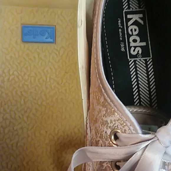 Like NEW worn twice⭐⭐⭐ Keds metallic pink sneeks - Picture 3 of 3